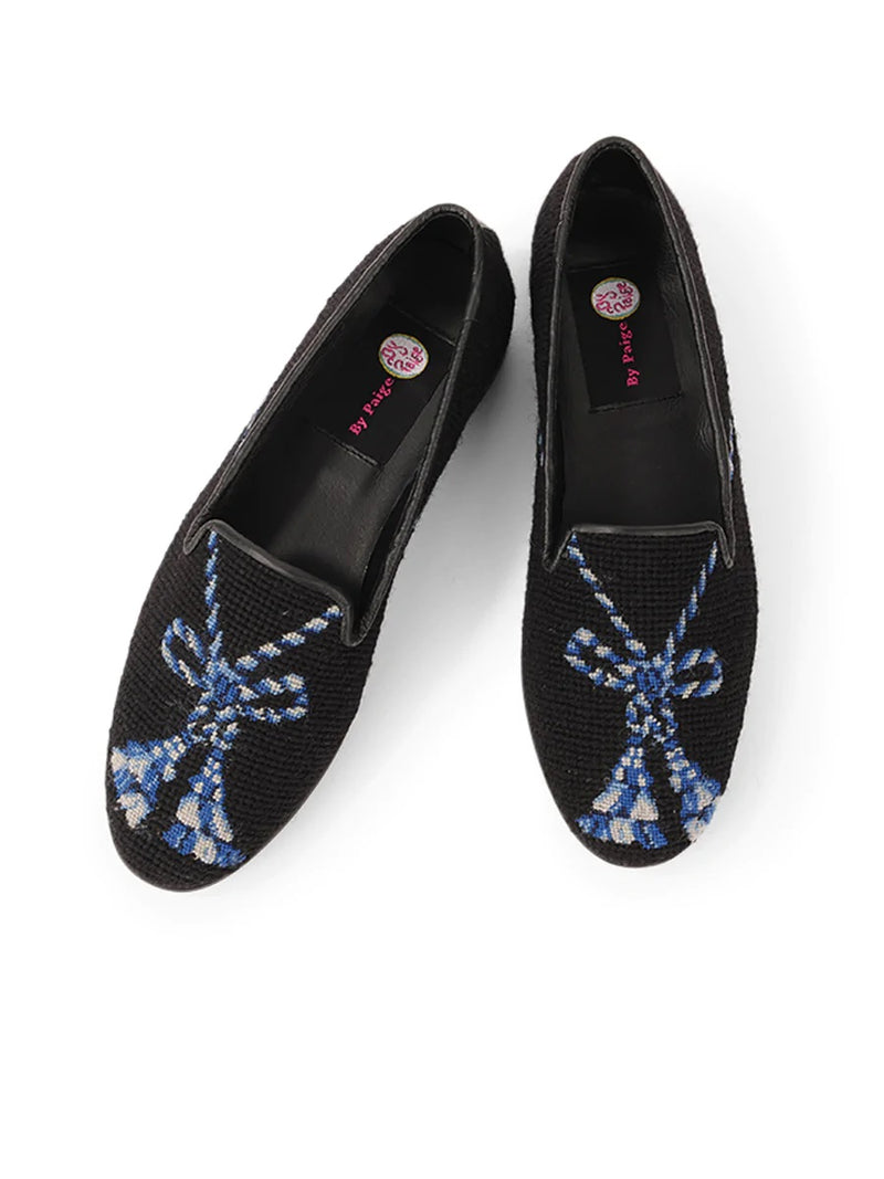 Blaue Quaste auf schwarzem Damen-Loafer mit Nadelspitze – von Paige