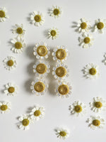 Ohrringe aus Perlmutt und goldenen Gänseblümchen – Nicola Bathie