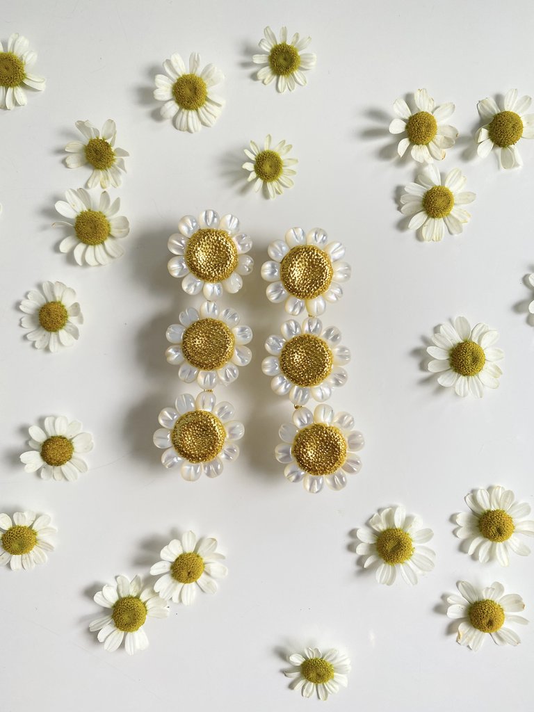 Ohrringe aus Perlmutt und goldenen Gänseblümchen – Nicola Bathie